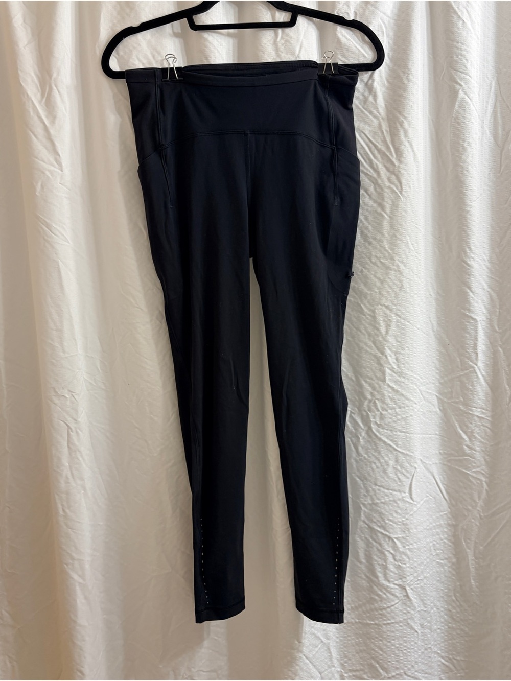 Lululemon Swift Speed Leggings. Size 8. Has hole in side pocket.